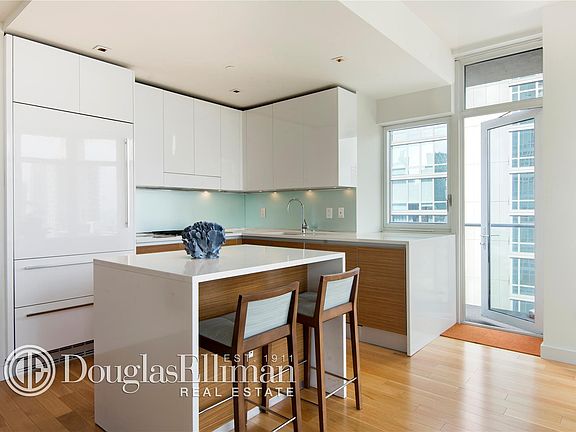 2nd image of 555 W 59th St APT 27A