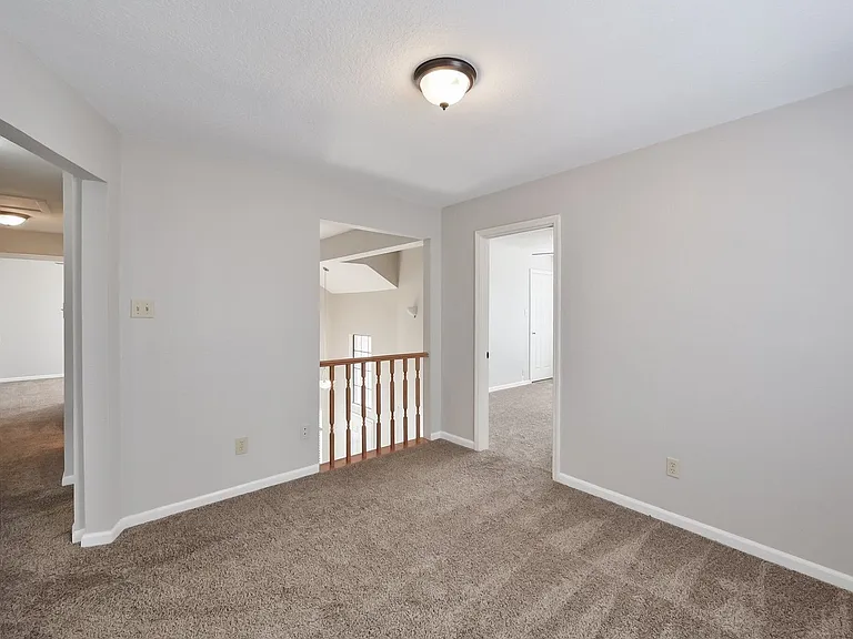 1521 Stratford Dr — Photo 6