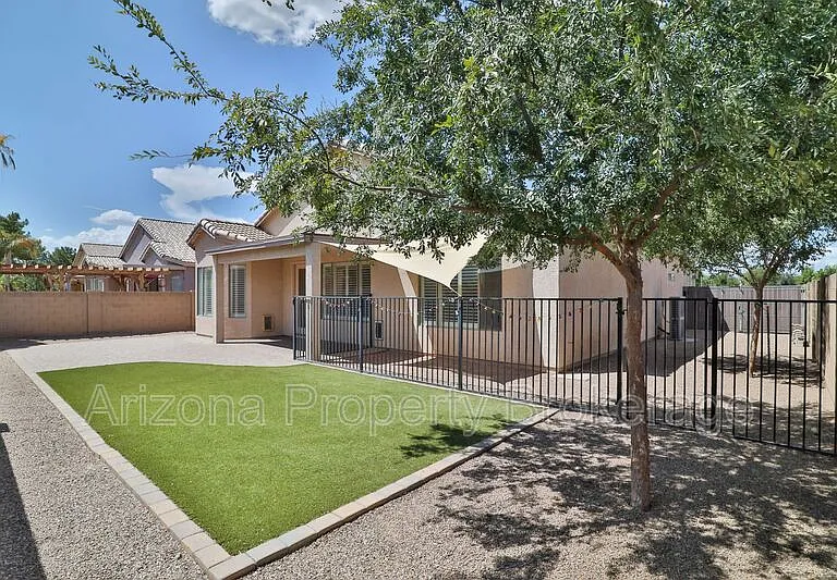 715 E Orchid Ln — Photo 1