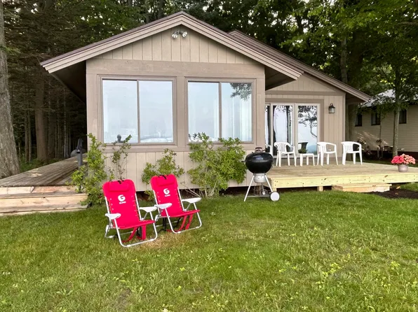 1196 Cherry Dr, South Haven, MI 49090