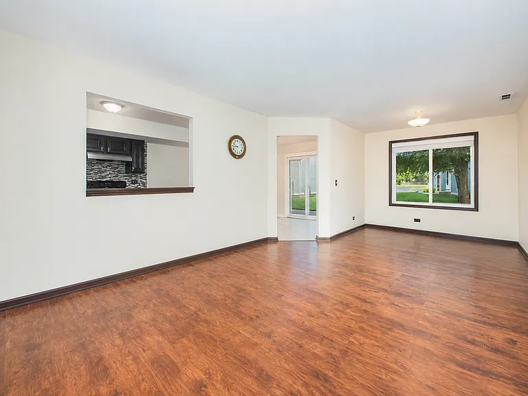 2736 Prairieview Ln S — Photo 9