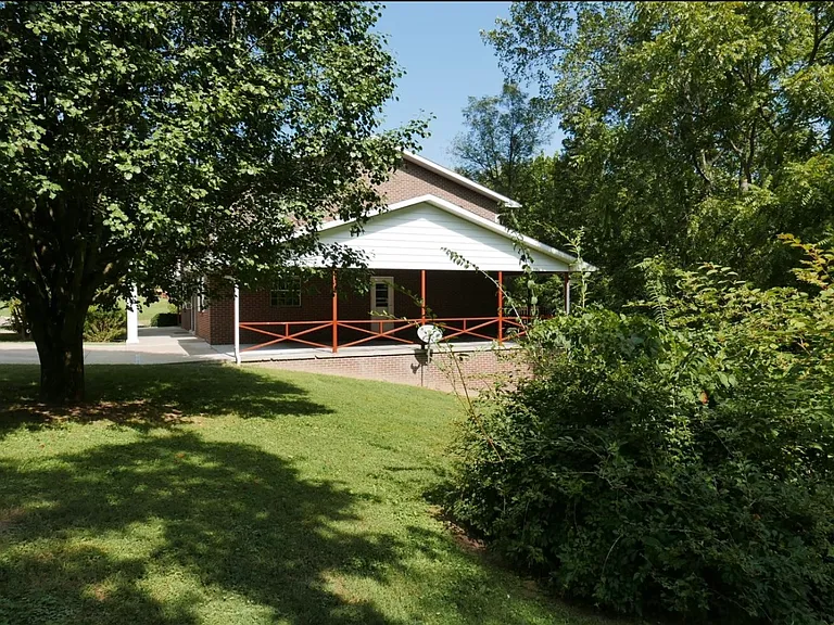 8 Bates Dr — Photo 1