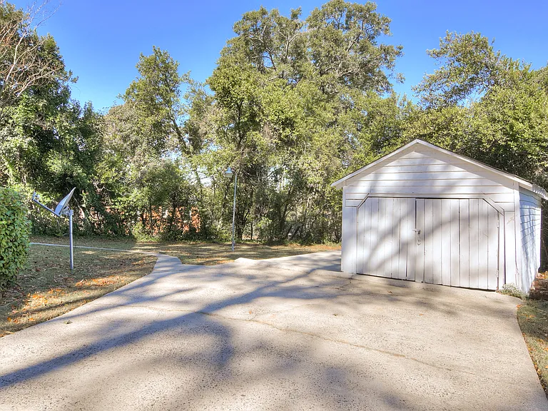 2631 Oakland Ave — Photo 41