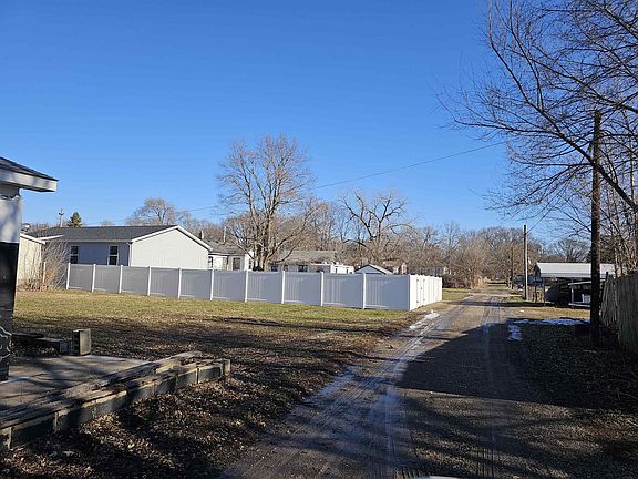 4th image of 230 Gable St