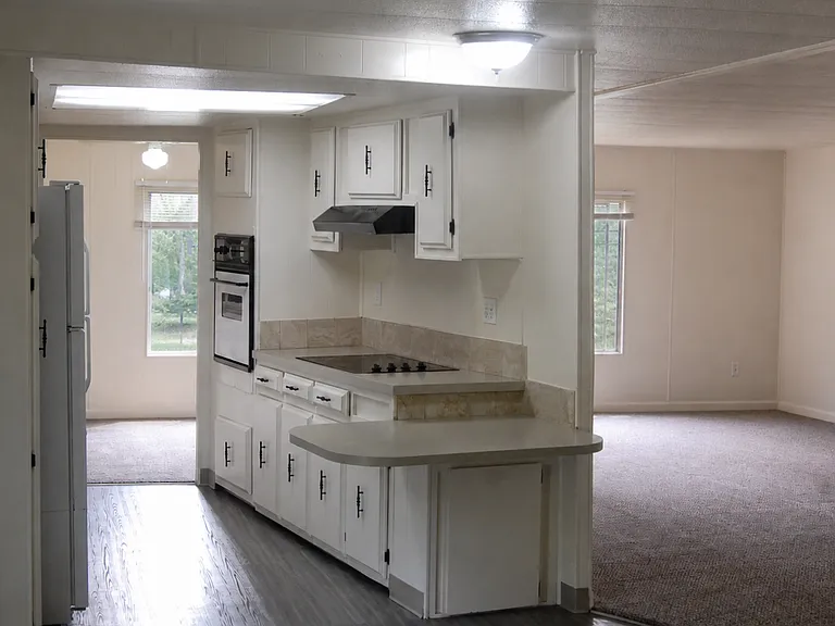 4550 SW 5th Ave — Photo 2