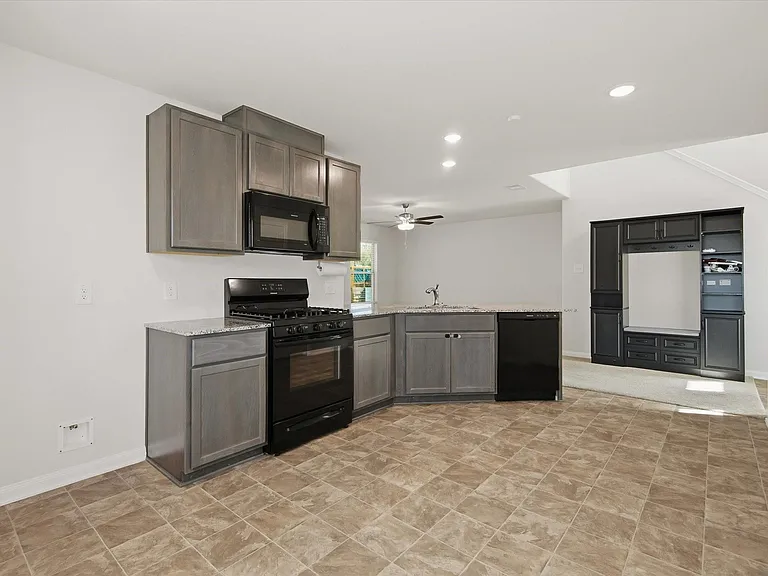 1228 Haverford Ln — Photo 10