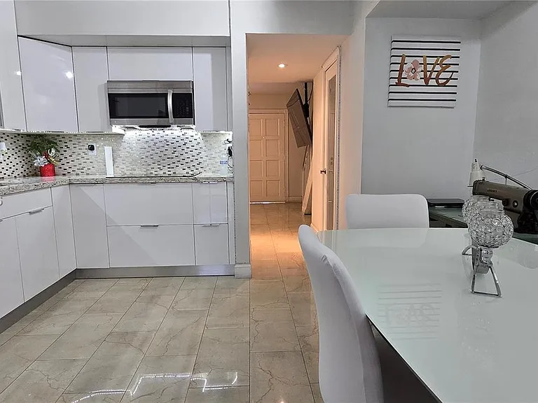 1345 W 41st St #6 — Photo 24