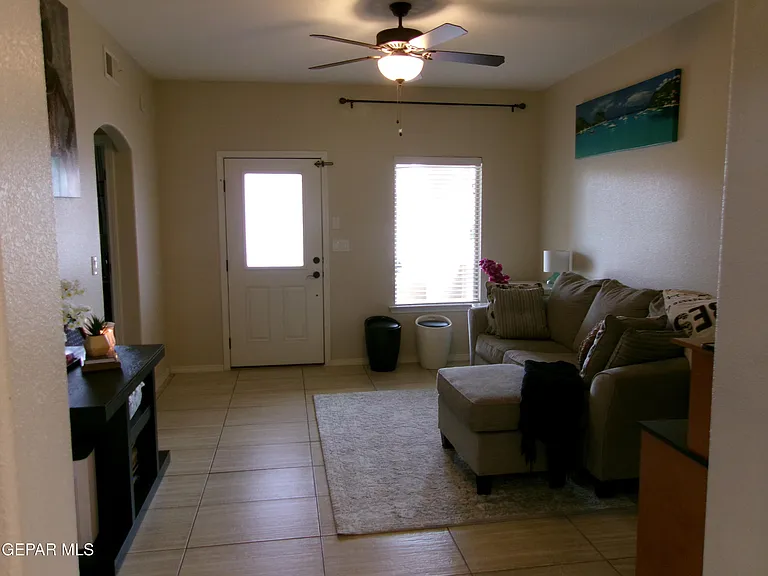 824 Caterick St — Photo 2