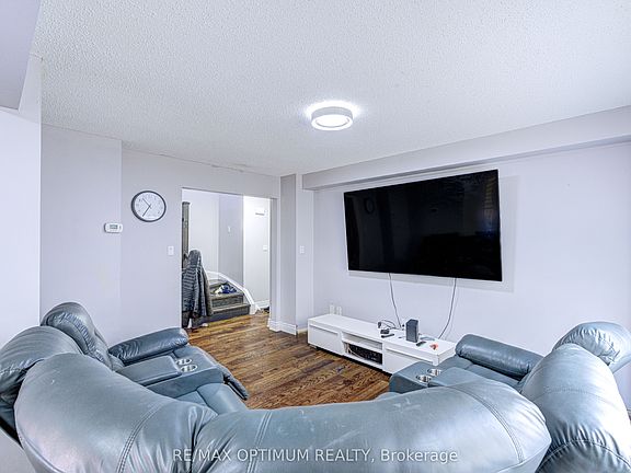 3rd image of 5 Roehampton Cres