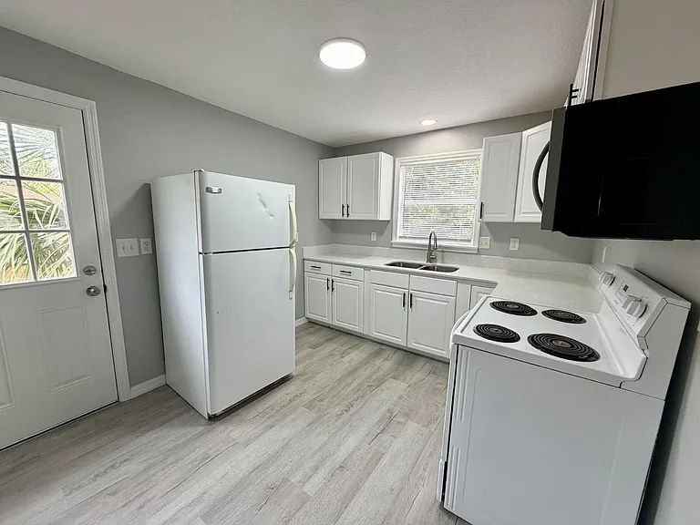 558 E Desoto St — Photo 3