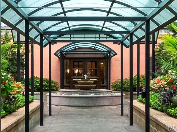 750 S Hanley Rd APT 180, Saint Louis, MO 63105