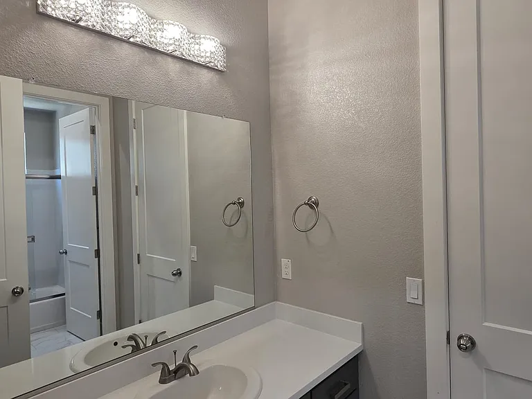 285 Manhattan St — Photo 19