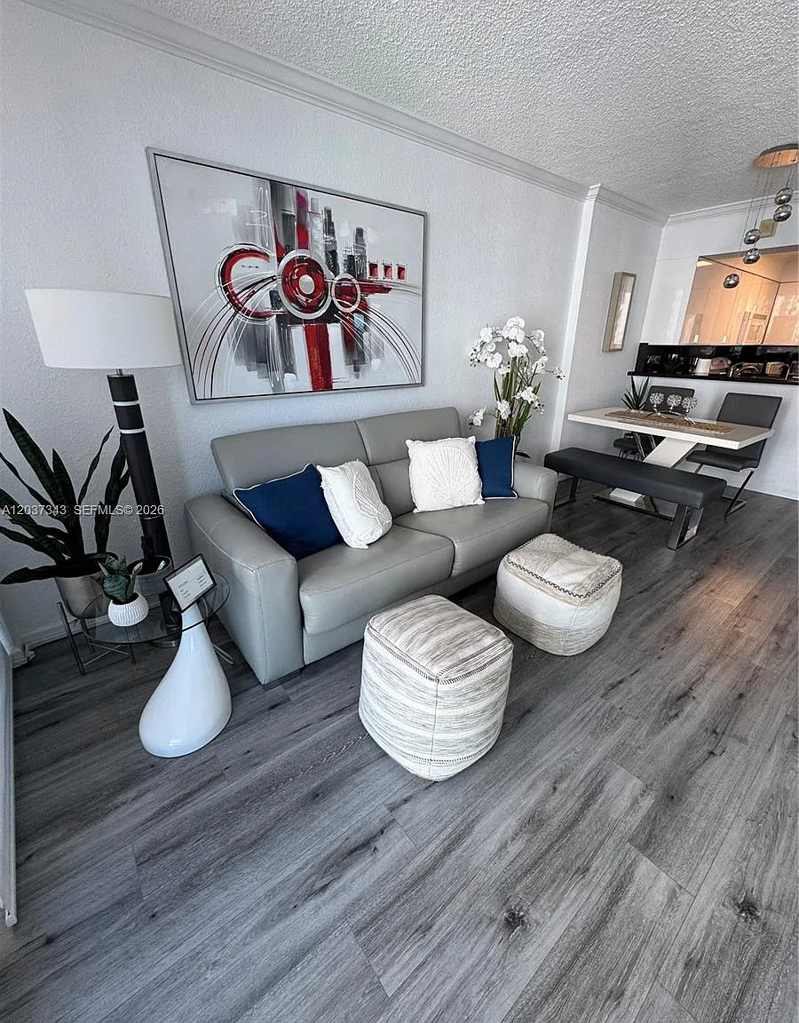 Wave Condo — Photo 2