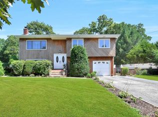 629 Old Town Rd, Pt Jefferson Station, NY 11776