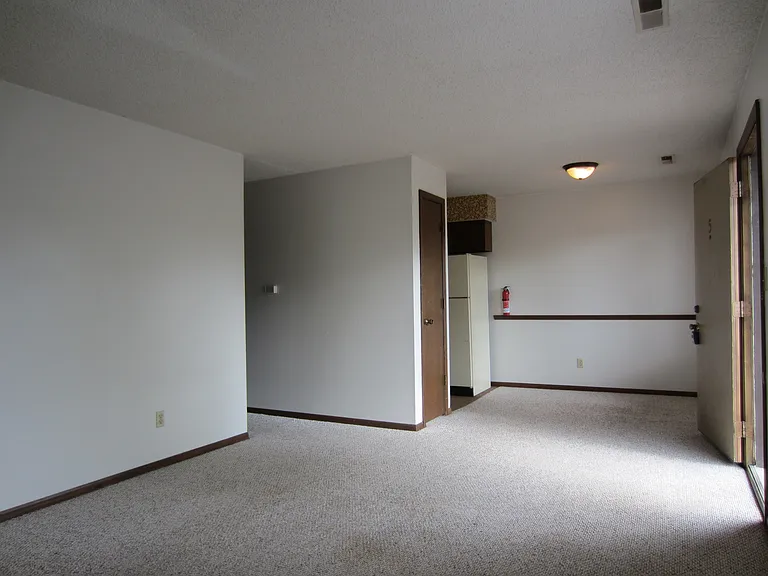 (617-629 East Grand)The Next Best Thing To Campus Housing!! — Photo 13