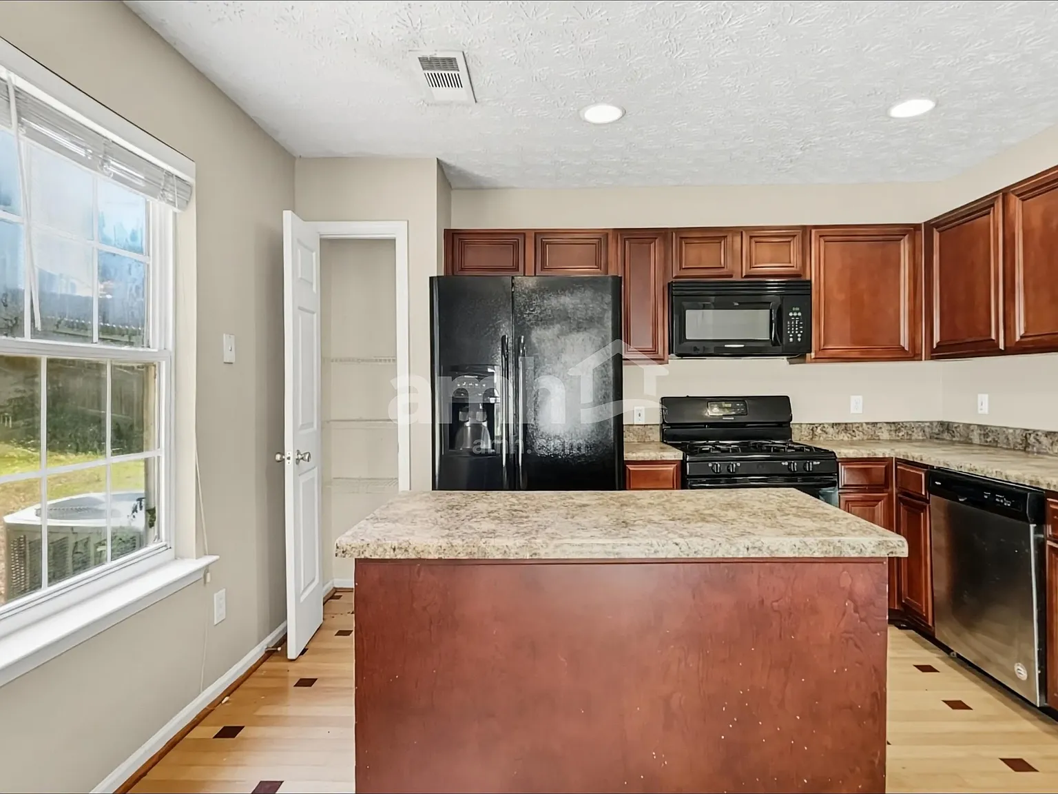 3 bed, 2.5 bath, 1260 sqft, $2,155 — Photo 4