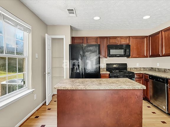 4th image of 214 Oak Grove Ln