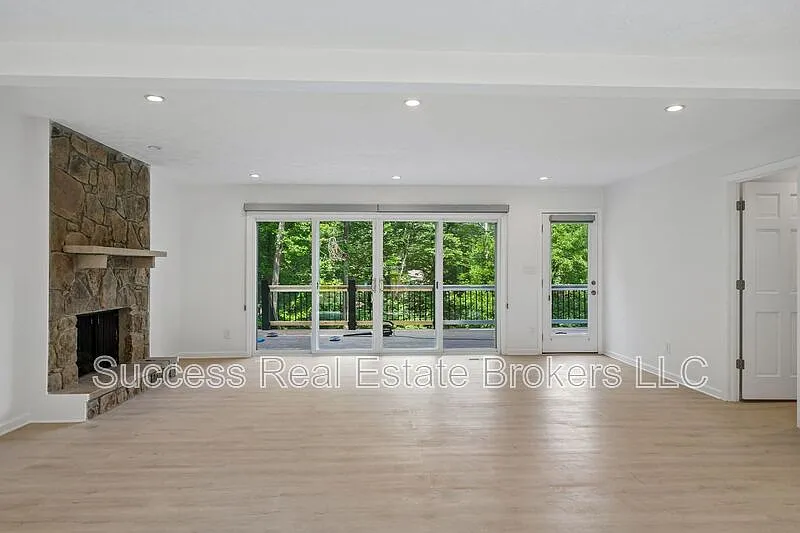 5 bed, 3.5 bath, 3796 sqft, $4,000 — Photo 3