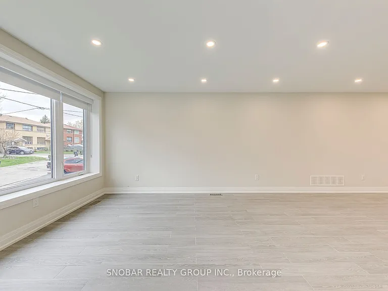 83 Clairton Cres — Photo 5
