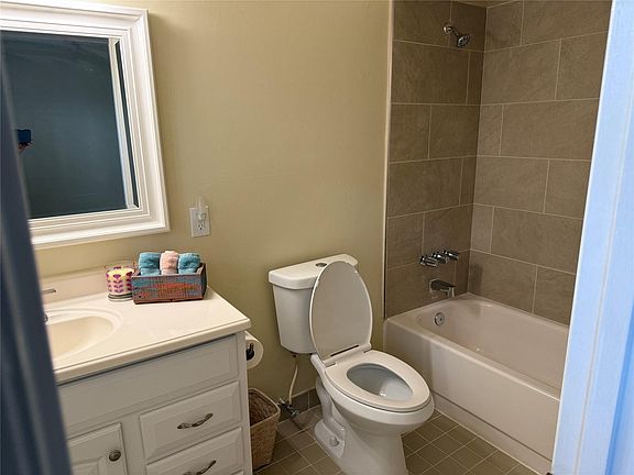 5th image of 1450 N Riverside Drive #208