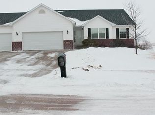 5223 Applewood Ln, Cedar Falls, IA 50613