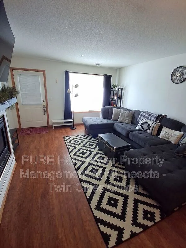 2 bed, 1.5 bath, 1328 sqft, $2,045 — Photo 4