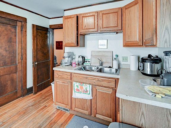 4th image of 416 Castle Pl