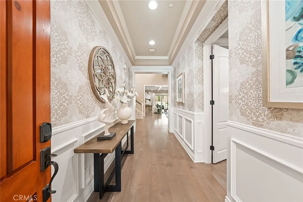 4 bed, 4.5 bath, 4200 sqft, $9,800 — Photo 2