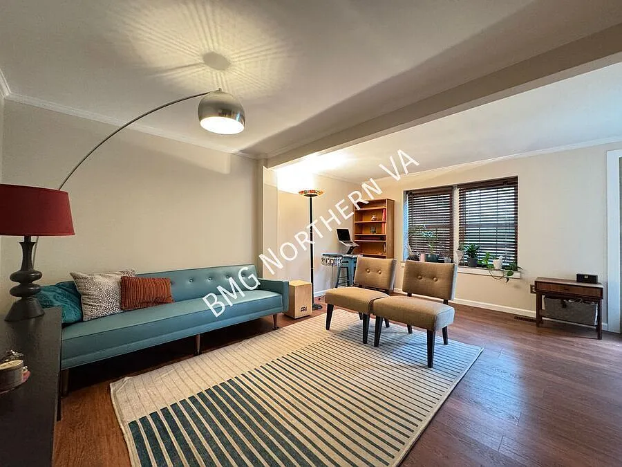 Lovely 3 Bed 3.5 Bath end Unit Townhome In Serene Great Oak Square — Photo 2