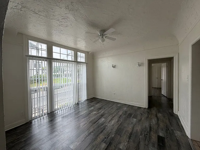 2612 Edgehill Dr — Photo 2