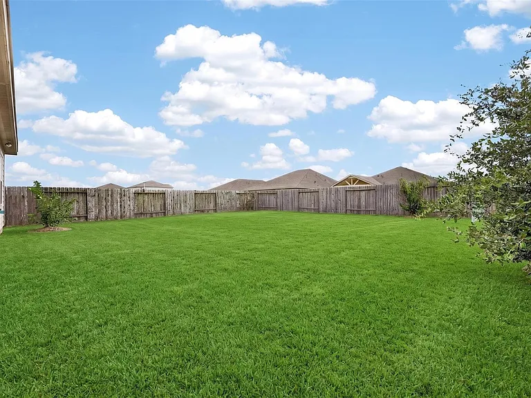 1024 Banyon Tree Ln — Photo 35
