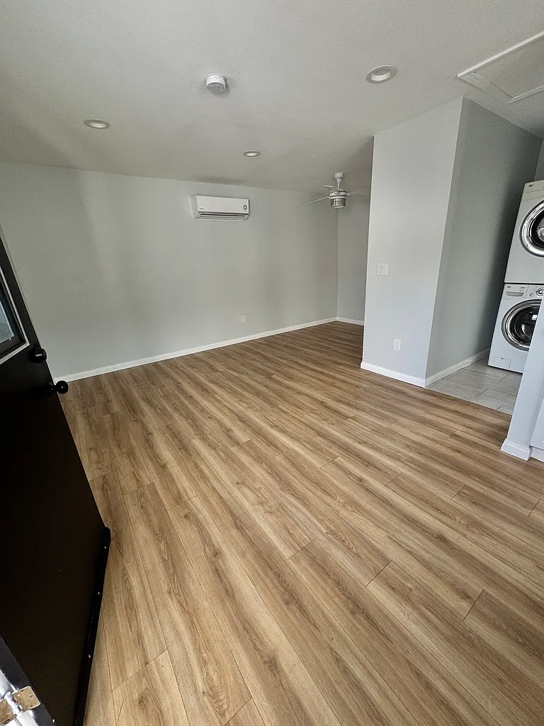 10402 Woodman Ave — Photo 3