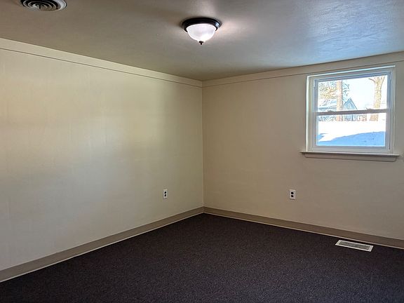 5th image of 102 Blossom Ln