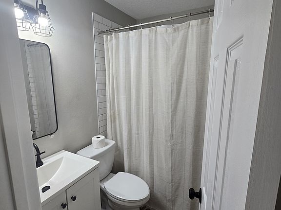 4th image of 1001 Jones St