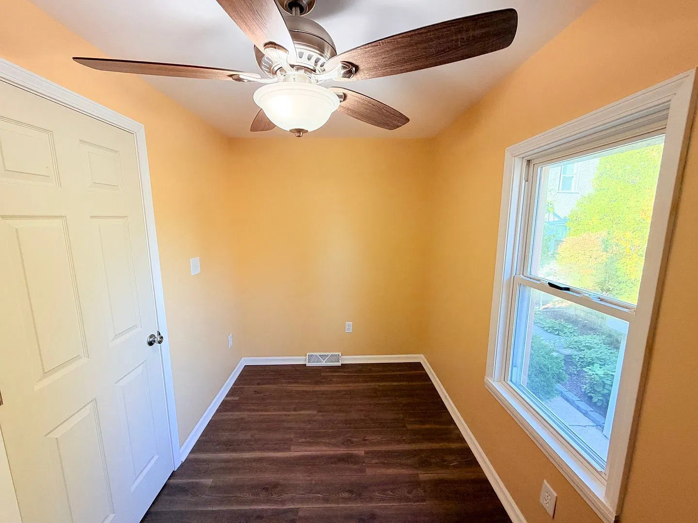1 bed, 1.0 bath, $1,098 — Photo 4