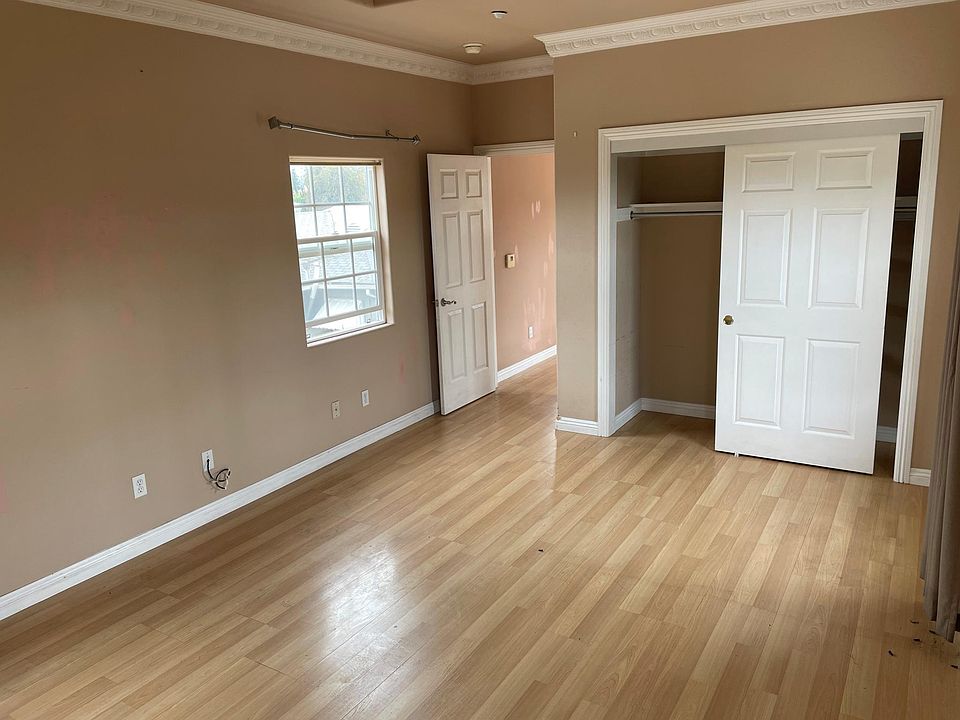 bedroom, with closet
