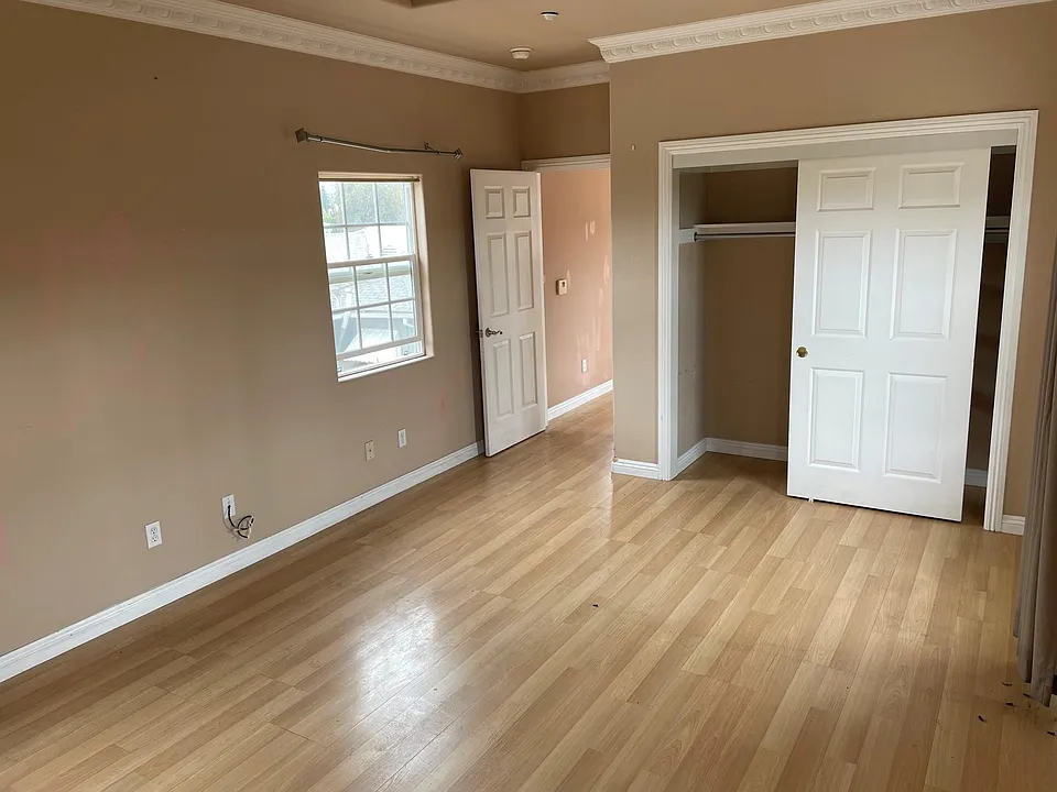 bedroom, with closet