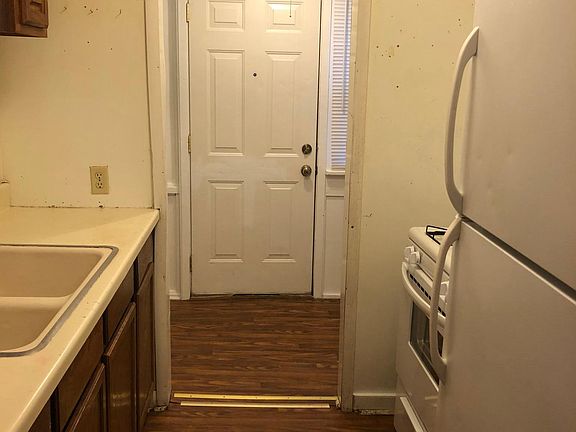 4th image of 208 N Elm St