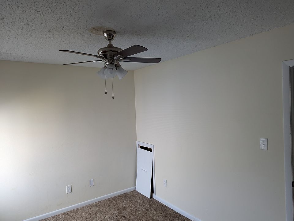 2nd image of 1003 Smoke Tree Ln