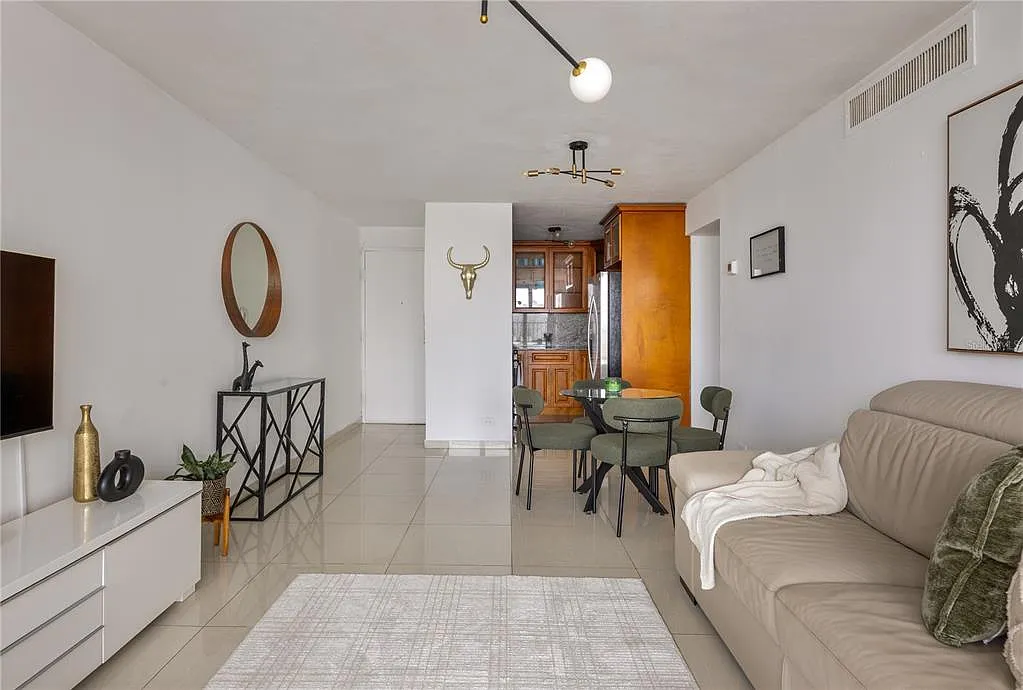 2 bed, 1.0 bath, 935 sqft, $2,640 — Photo 1