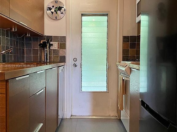 5th image of 921 Jefferson Ave APT 3B