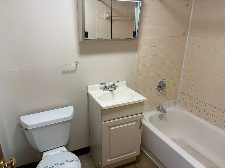 587 Pine St — Photo 5