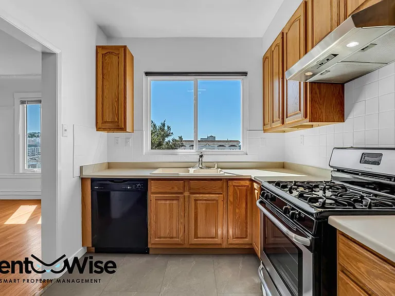 1341 Union St #10 — Photo 15