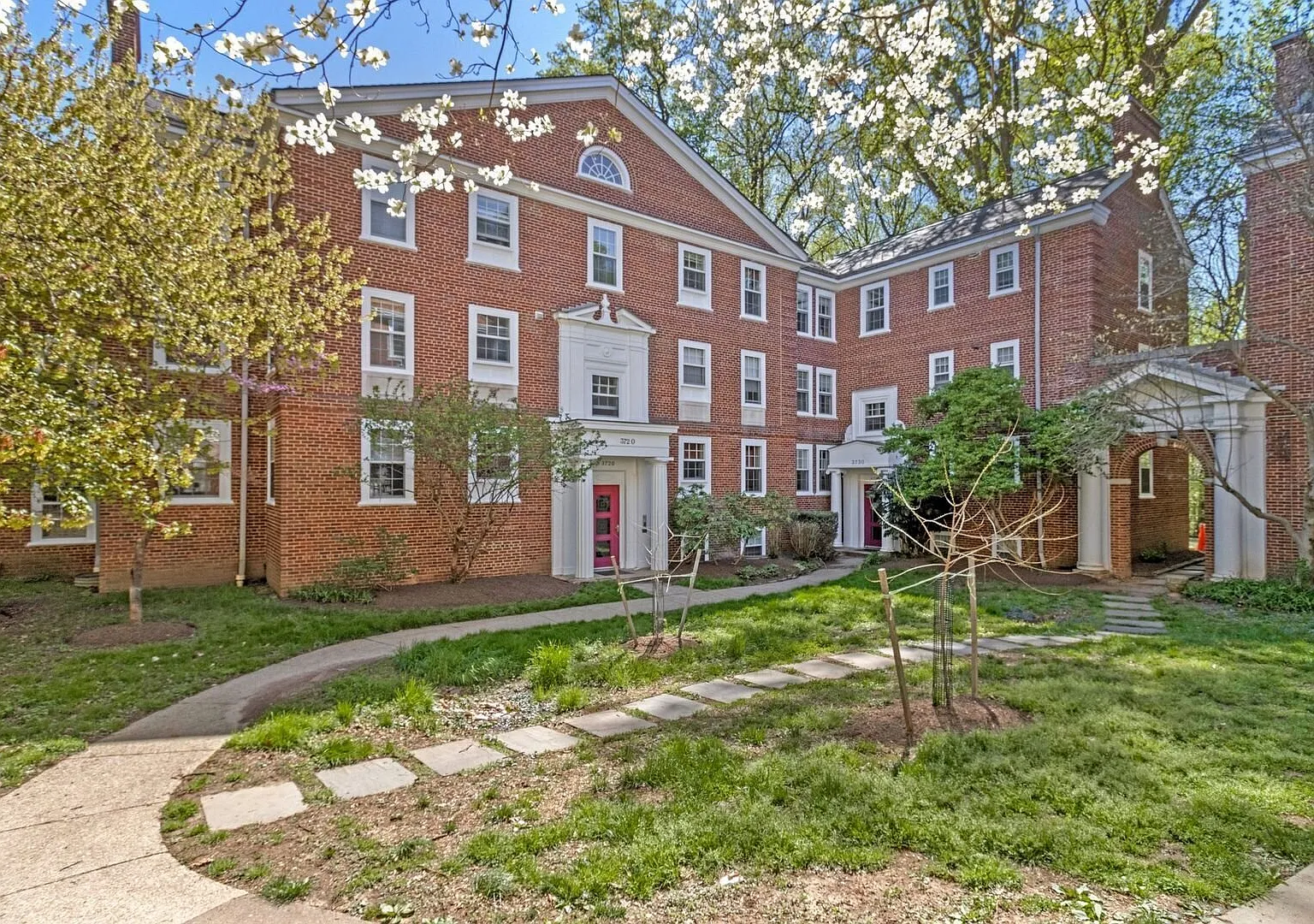 Loft-style Living in McLean Gardens! | Water included — Photo 2