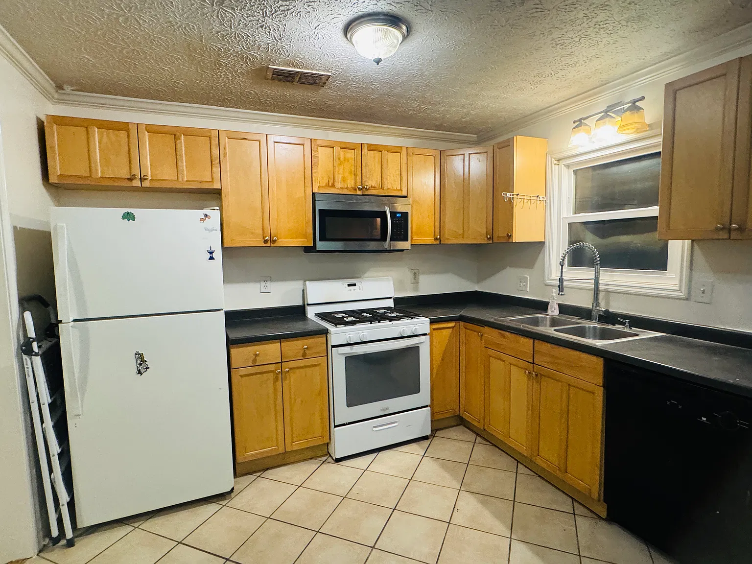 4 bed, 1320 sqft, $1,950 — Photo 4