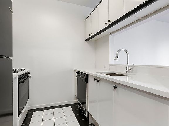 4th image of 150 W 56th St APT 3203