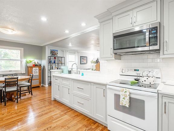 5th image of 387 Cardinal Dr