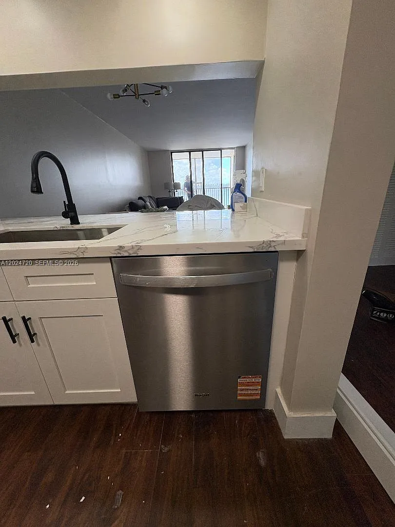 Lake Emerald Condominium — Photo 3