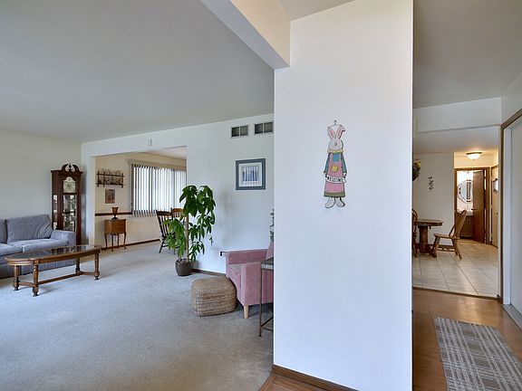 2nd image of 9945 Mayfield Ave