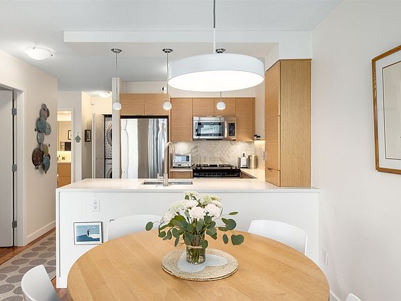 5th image of 1438 Richards St #806